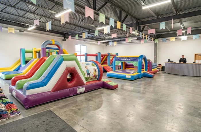 Espace intérieur avec plusieurs structures gonflables louées pour une fête d'enfants en salle